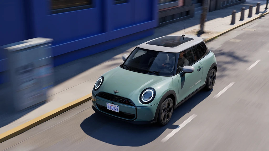 MINI Cooper roulant dans une rue urbaine.