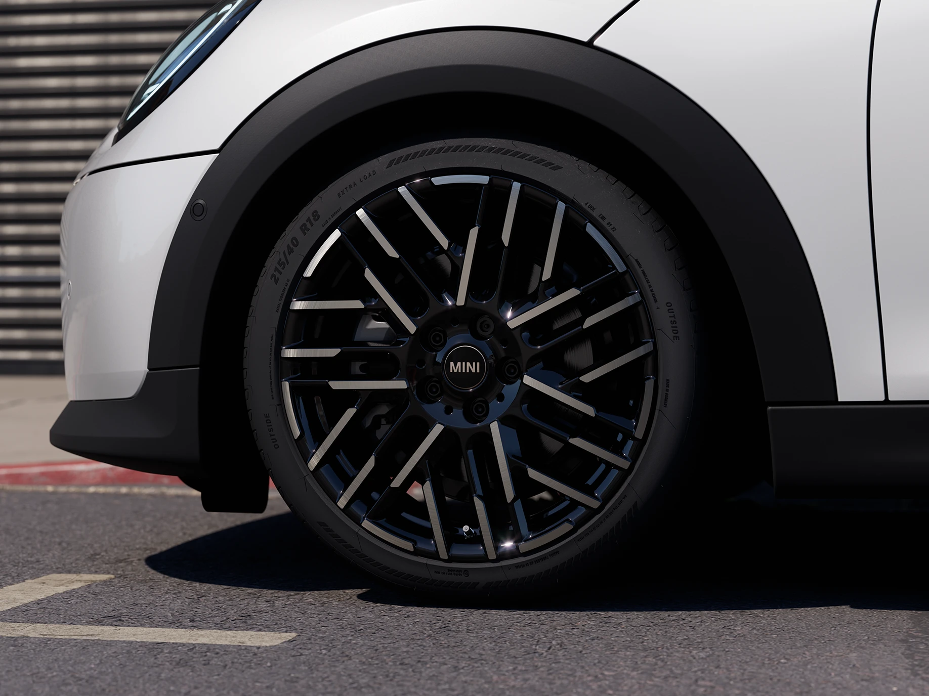 Plan rapproché de la MINI Cooper 5 portes Nanuq White avec jantes bicolores Night Flash Spoke.