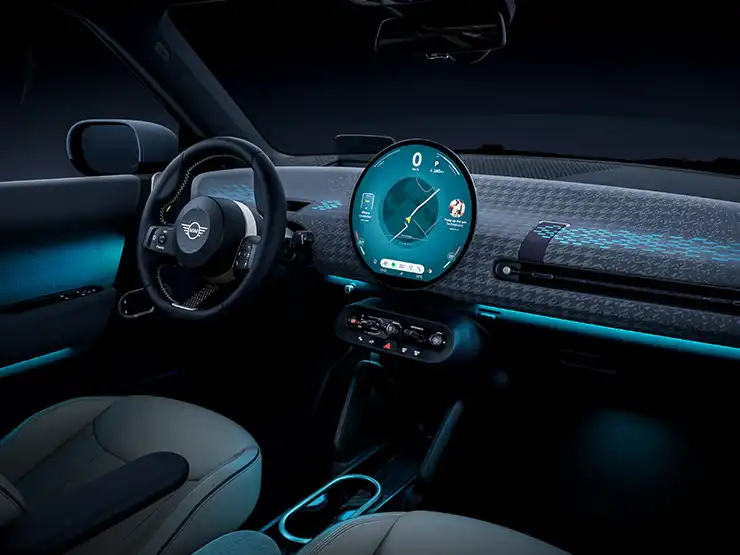 Vue de l'intérieur de la MINI Cooper Electric avec lumière ambiante bleue.