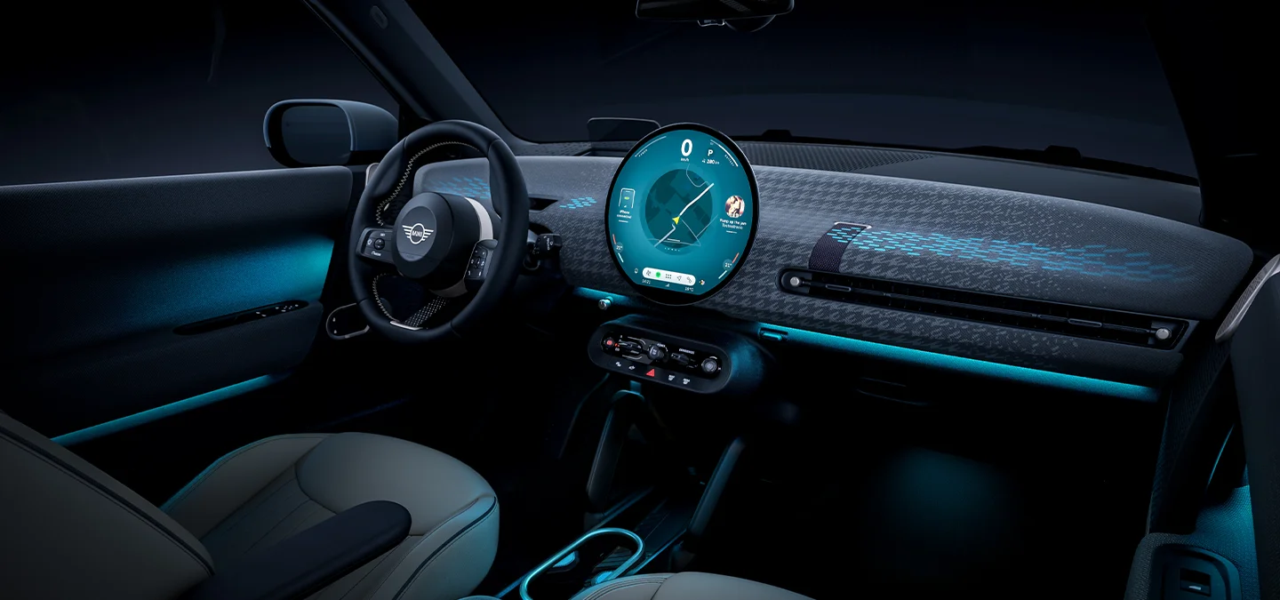 Vue de l'intérieur de la MINI Cooper Electric avec lumière ambiante bleue.