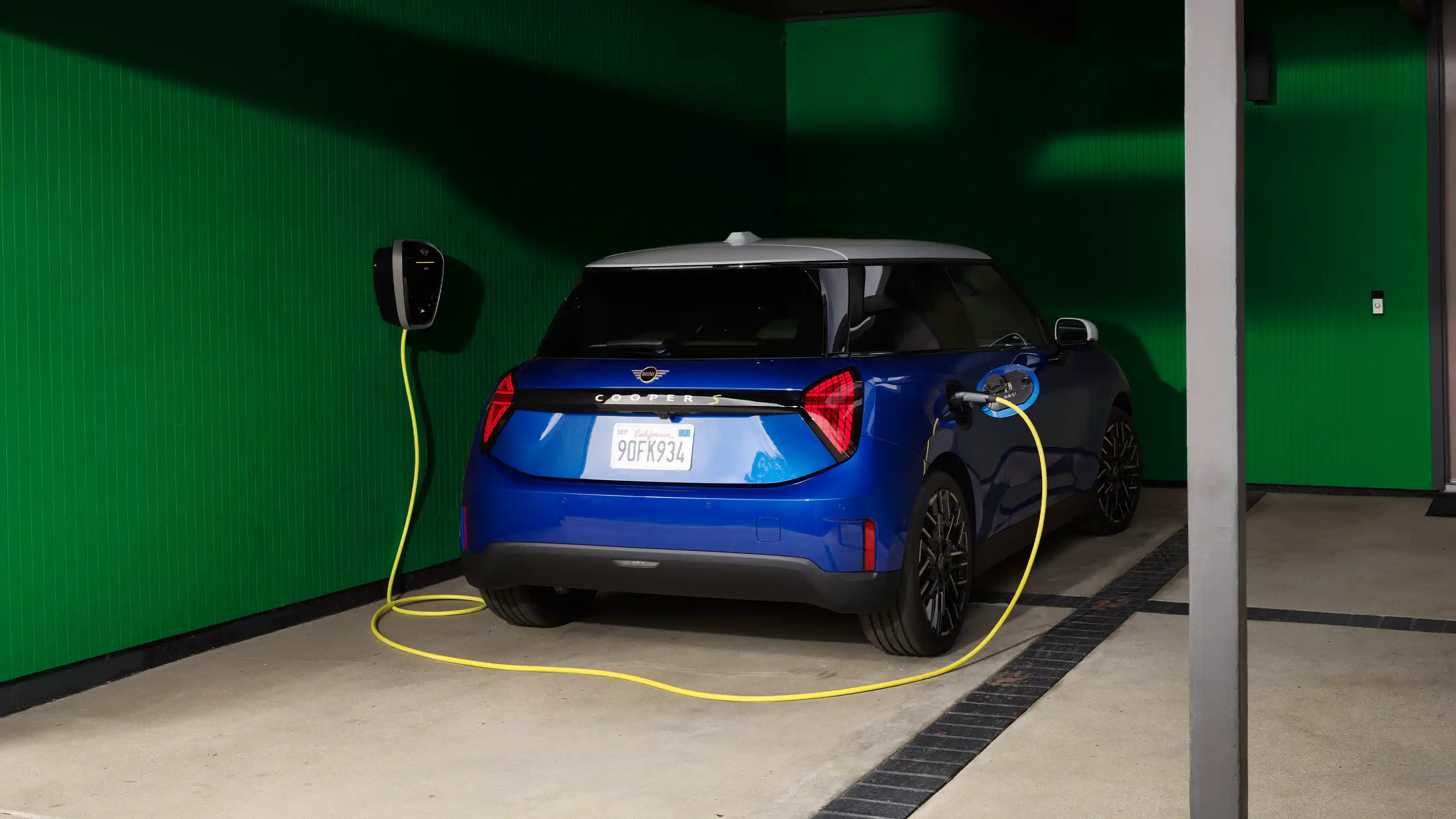 MINI Cooper stationné dans un espace couvert pendant la recharge.