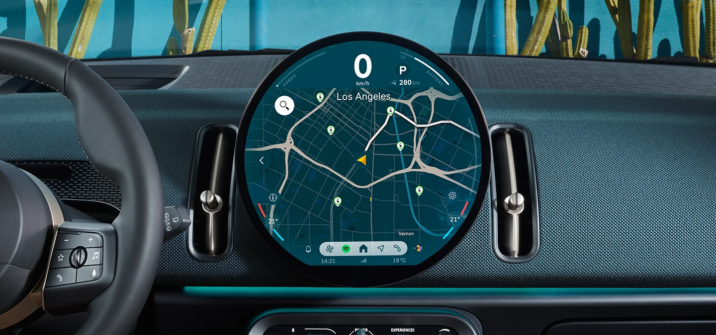 Vue détaillée de l'unité d'interaction du MINI Countryman Electric avec accent sur la navigation.