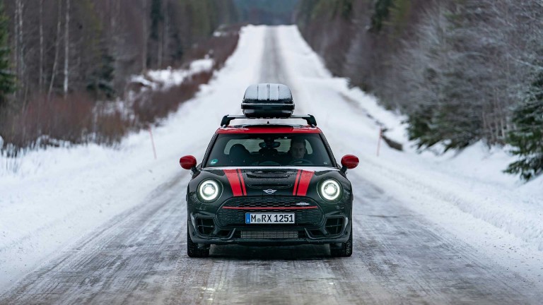 MINI driving in snow