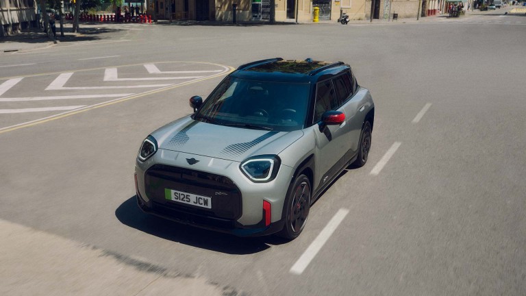 MINI Aceman vue trois‑quarts avant en conduite