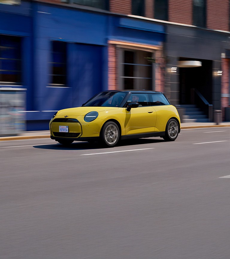 MINI Cooper roulant dans une rue urbaine.