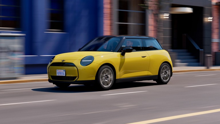 MINI Cooper roulant dans une rue urbaine.