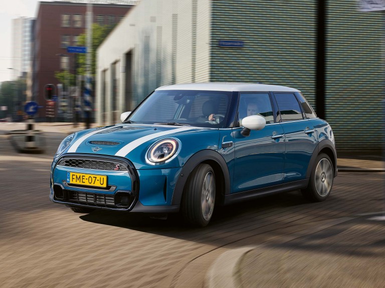 MINI Hatch 5 portes – bleu et blanc – tenue en virage