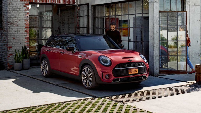 MINI Clubman – vue latérale rouge et noir – comparaison des modèles 