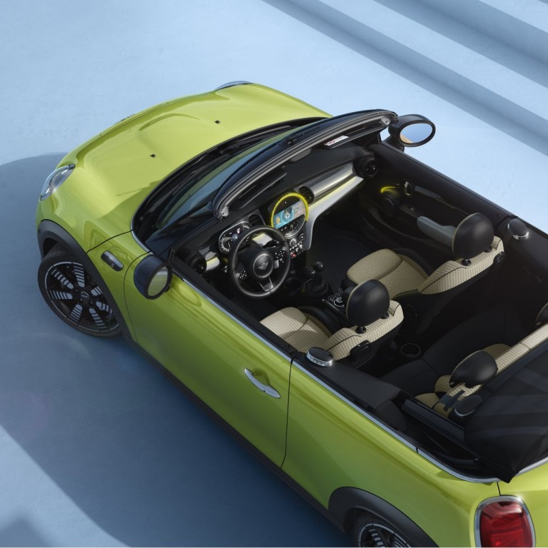 MINI Cabrio – vue de côté – jaune