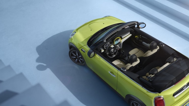 MINI Cabrio – vue de côté – jaune